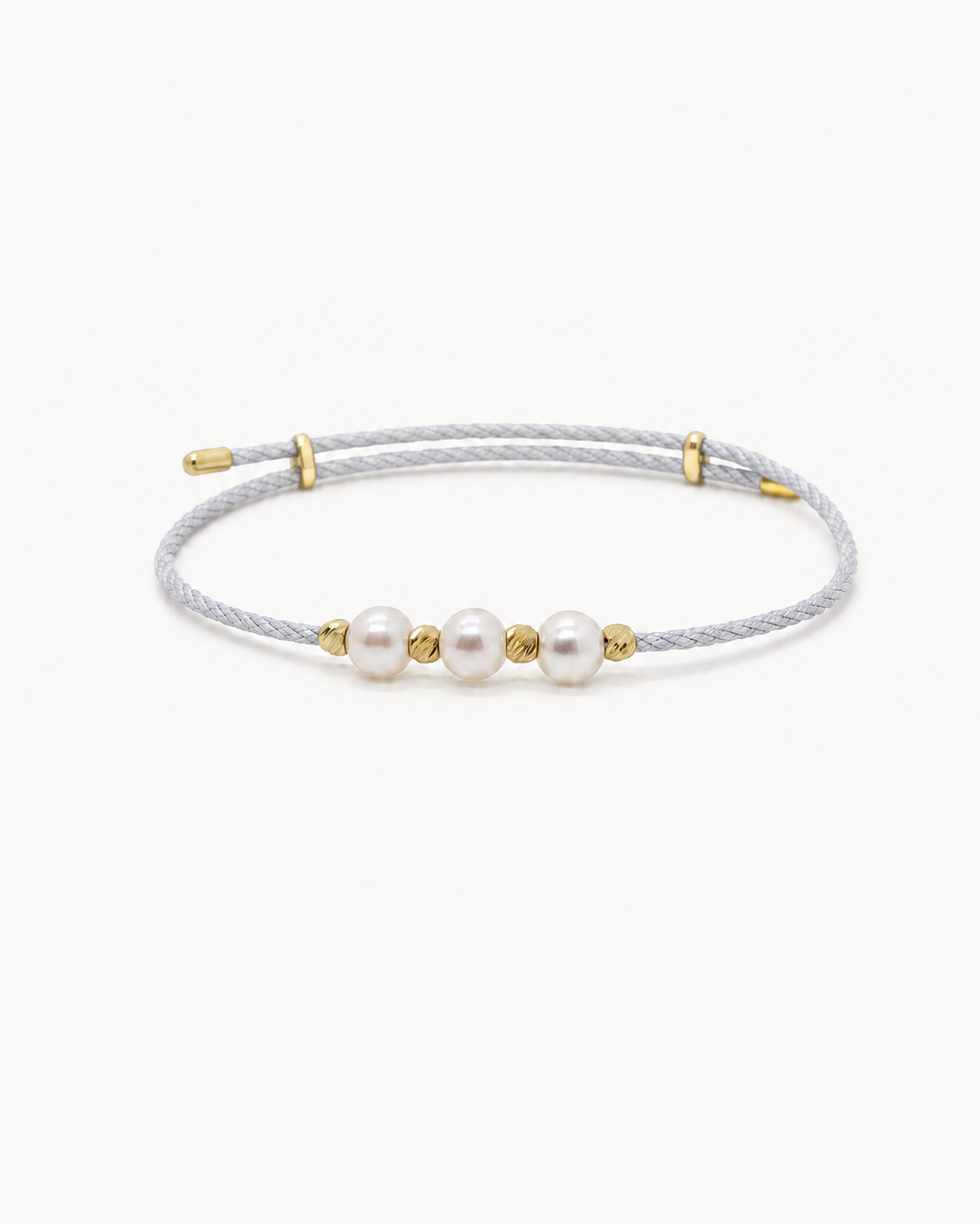 Bracelet with pearls and gold accents on a white background #Color_Silver