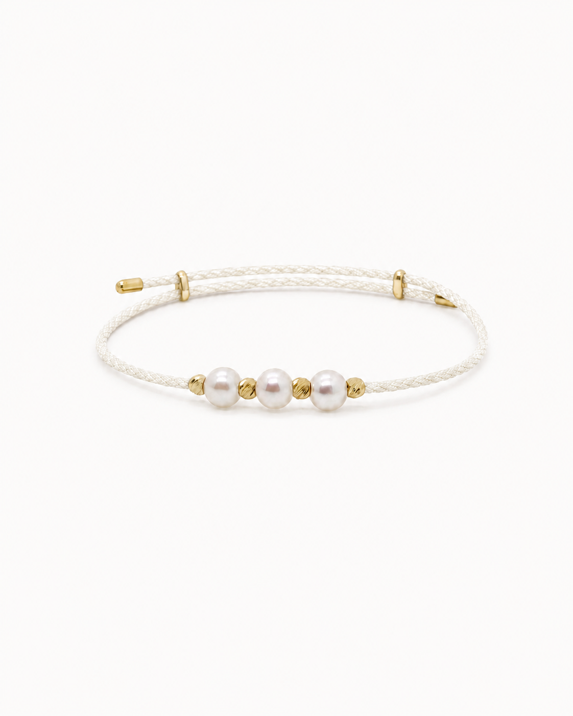 Bracelet with pearls and gold accents on a white background #Color_White